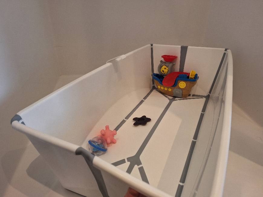 Baignoire bébé Stokke ouverte et dépliée dans la douche