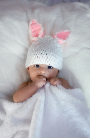 Bébé regarde maman