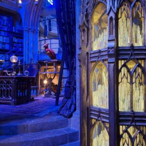 Décor du bureau de Dumbledore avec ses étagères de livres et fioles magiques aux Studios Harry Potter.