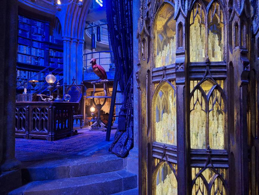 Décor du bureau de Dumbledore avec ses étagères de livres et fioles magiques aux Studios Harry Potter.