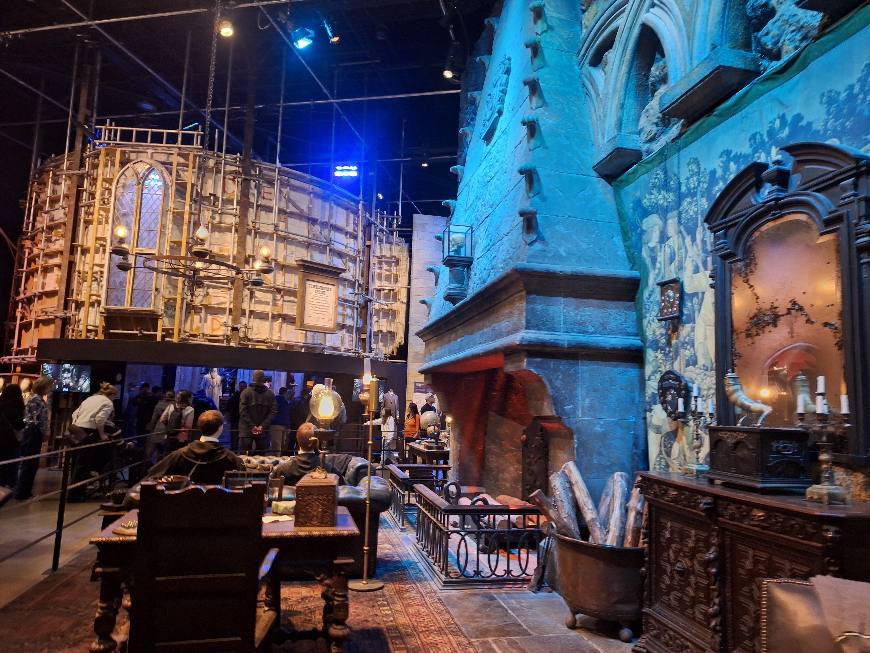 Vue d'ensemble des décors, costumes et accessoires de tournage à l'intérieur des Studios Harry Potter de Londres.