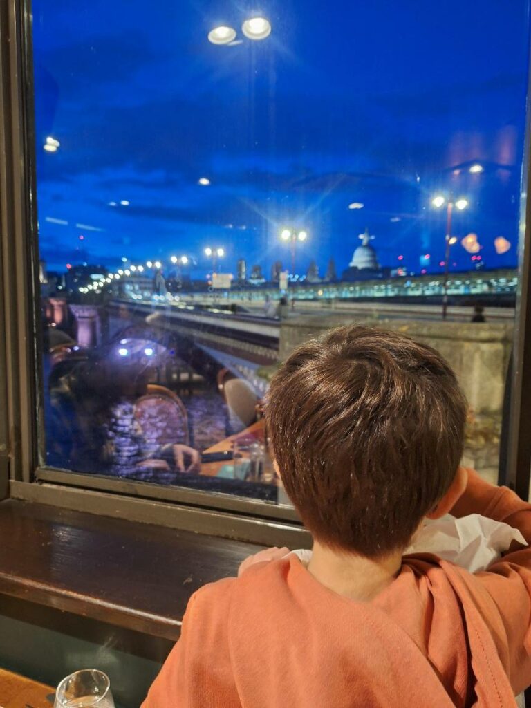 Restaurant en famille sur la Tamise