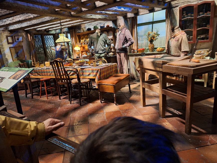 Décor intérieur de la maison des Weasley, le Terrier, avec ses objets magiques qui bougent tout seuls.