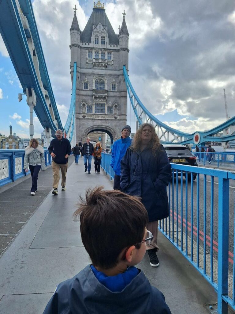 Tower Bridge à Londres en famille avec un enfant 