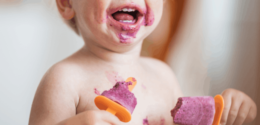 Bébé grignoteuse pendant la canicule